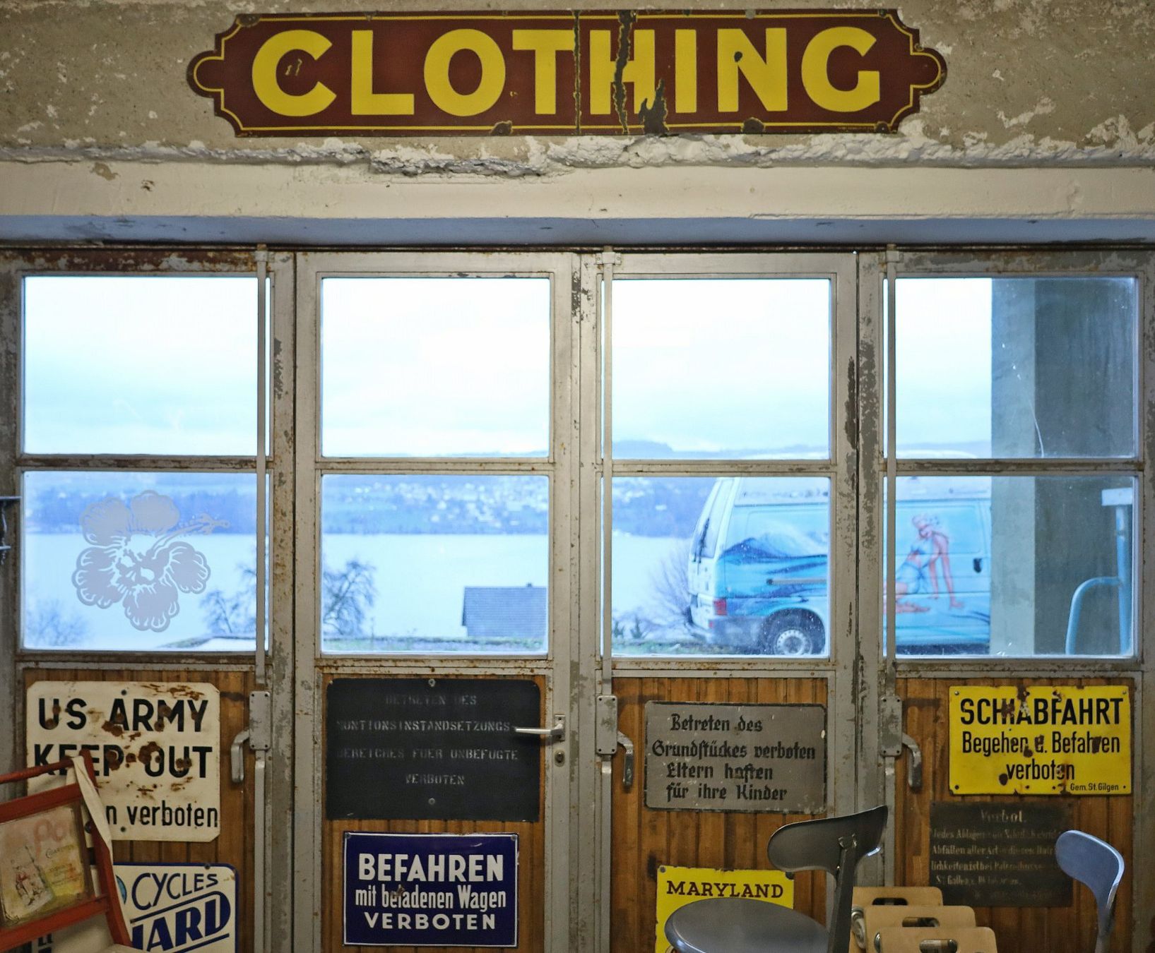 Insegne: Emailschild "Clothing" ca. 182 cm x 30 cm – Usato da Birrwil venduto da brandschatz_birrwil 2