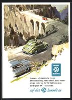 Auto VW Käfer fährt auf einem Viaduct,