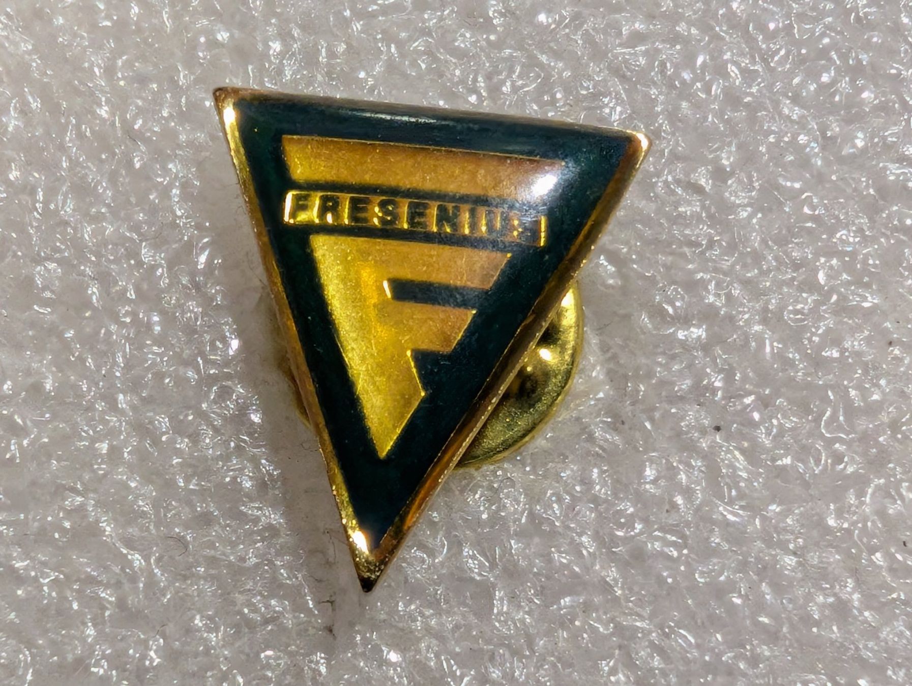 Placchette & Badge: Ansteckpin 297: Fresentius – Usato da Oppligen venduto da Pin-Fall-Shop