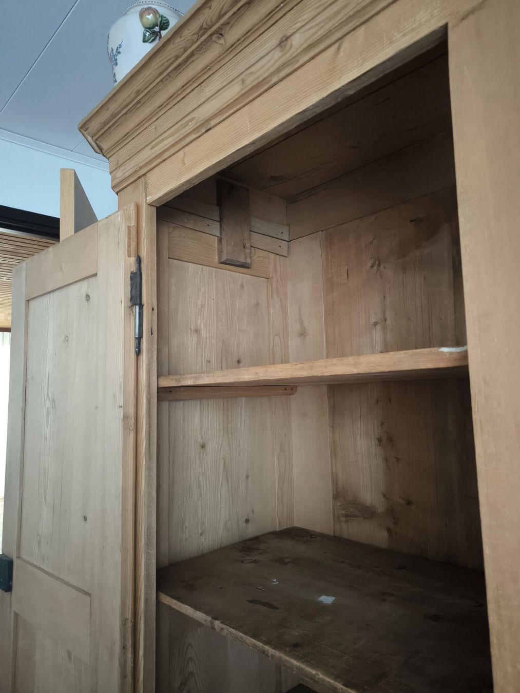 Schränke: Antiker zweitüriger Bauernschrank – Gebraucht aus Bülach von Stscho 4