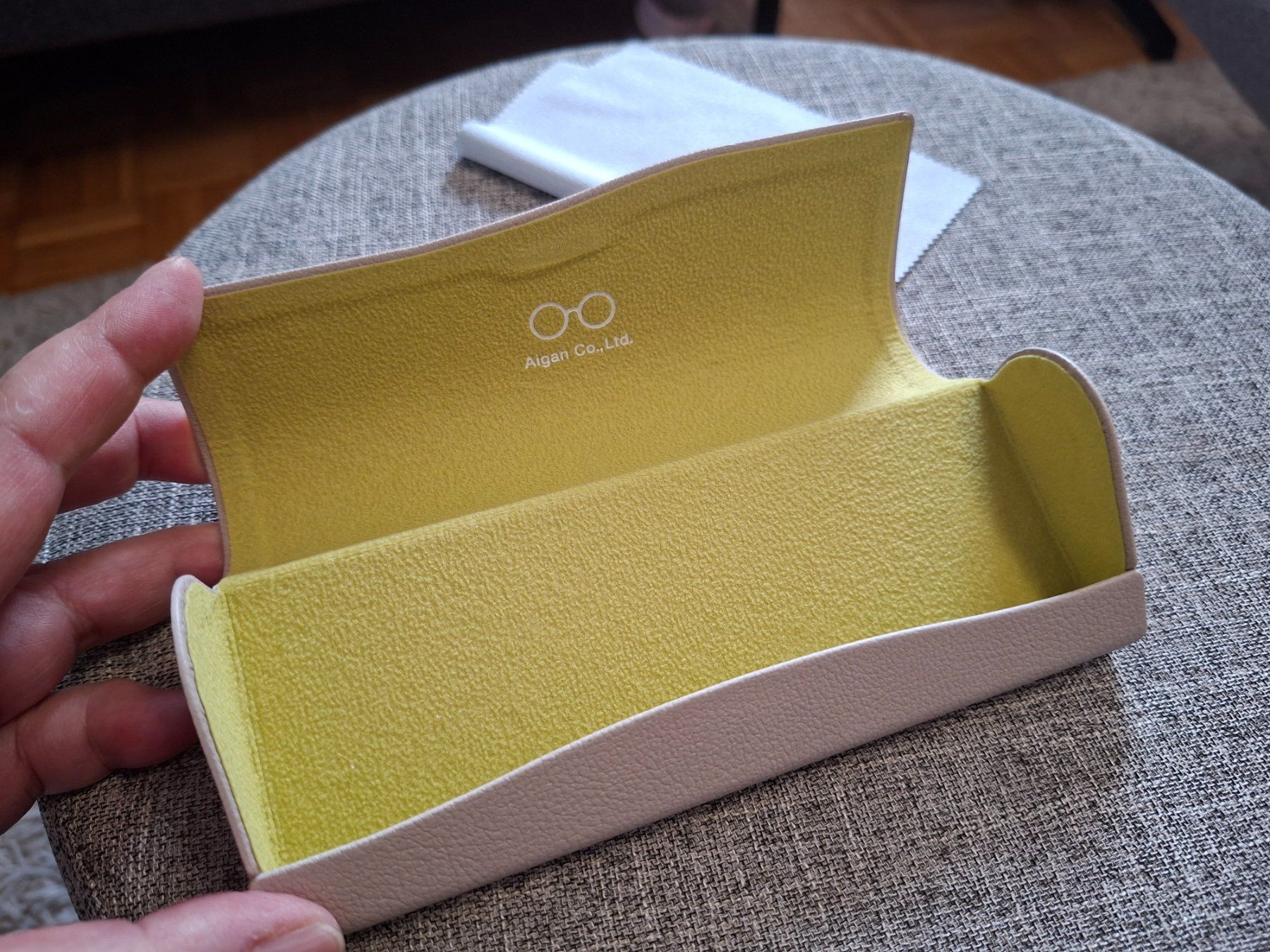 Altro in  Abbigliamento & Accessori: Glasses case/Brillenetui/New/Beige!! – Nuovo (secondo la descrizione) da Goldach venduto da mamakotzi 1