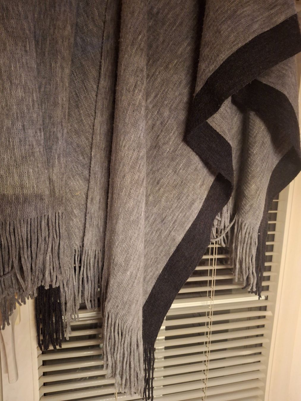 Sonstige Damenmode: Châle avec franges taille unique – Gebraucht aus Villiers von san_jn5w 1