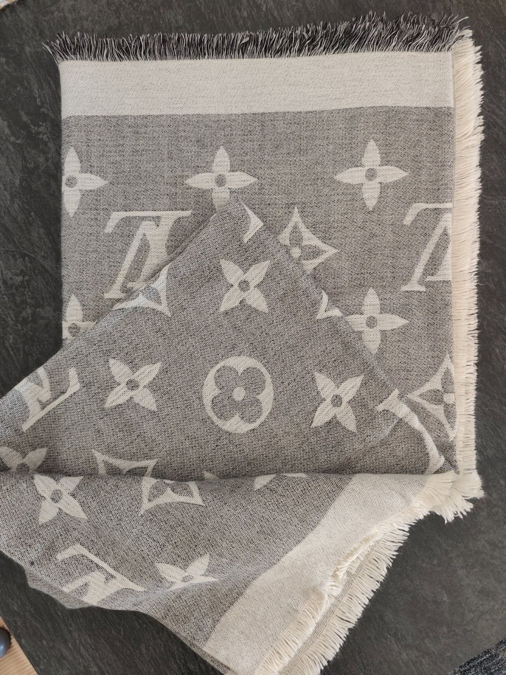 Louis Vuitton Foulard & Sciarpe: Louis Vuitton Chale cashemire – Usato da Martigny venduto da Vintage-23 2