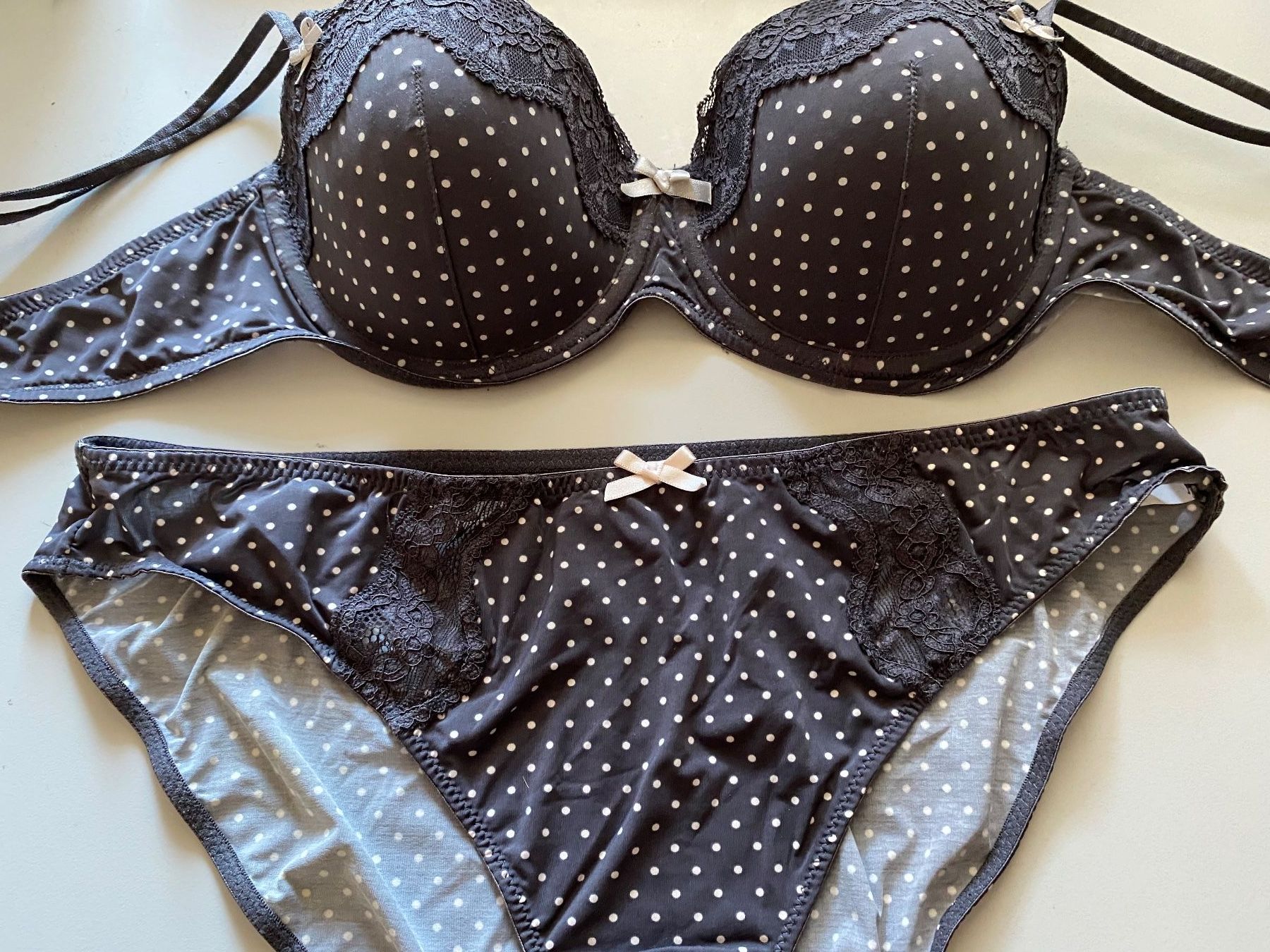 Sonstige Unterwäsche: BH und Slip Set – Gebraucht aus Bözberg von bryo