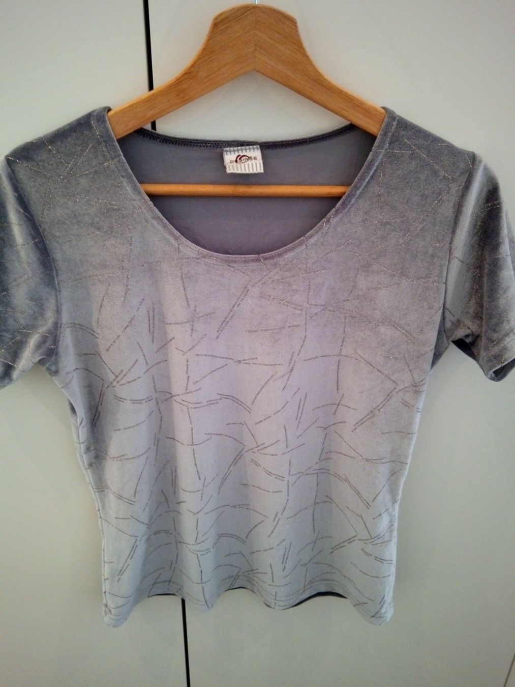 T-Shirts: Silbernes Samt T-Shirt, mit Deko, in M – Gebraucht aus Schwyz von s.verkauf