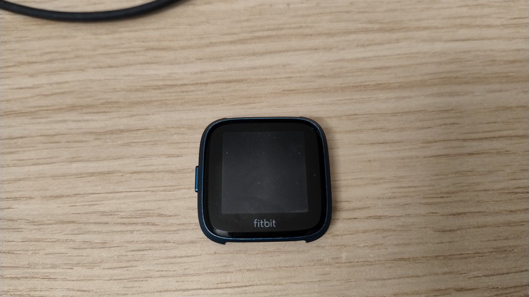 Fitbit Smartwatch: Fitbit Versa Light defekt mit Ladekabel – Difettoso da Zürich venduto da roman_meier