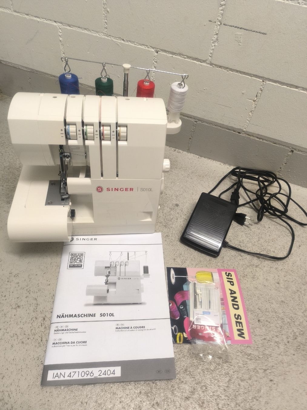 Singer Macchine da cucire:  Overlock sewing machine Singer S010L like new  – Nuovo (secondo la descrizione) da Oberglatt ZH venduto da teoama999
