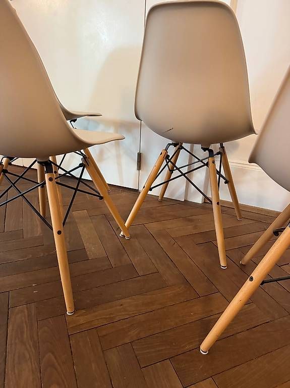 Sedie: 4x Design-Stühle weiß | Eames-Stil mit Holzbeinen – Usato da Zürich venduto da sf2_cm97 4