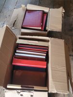 2 Kisten voll mit Briefmarkenalben