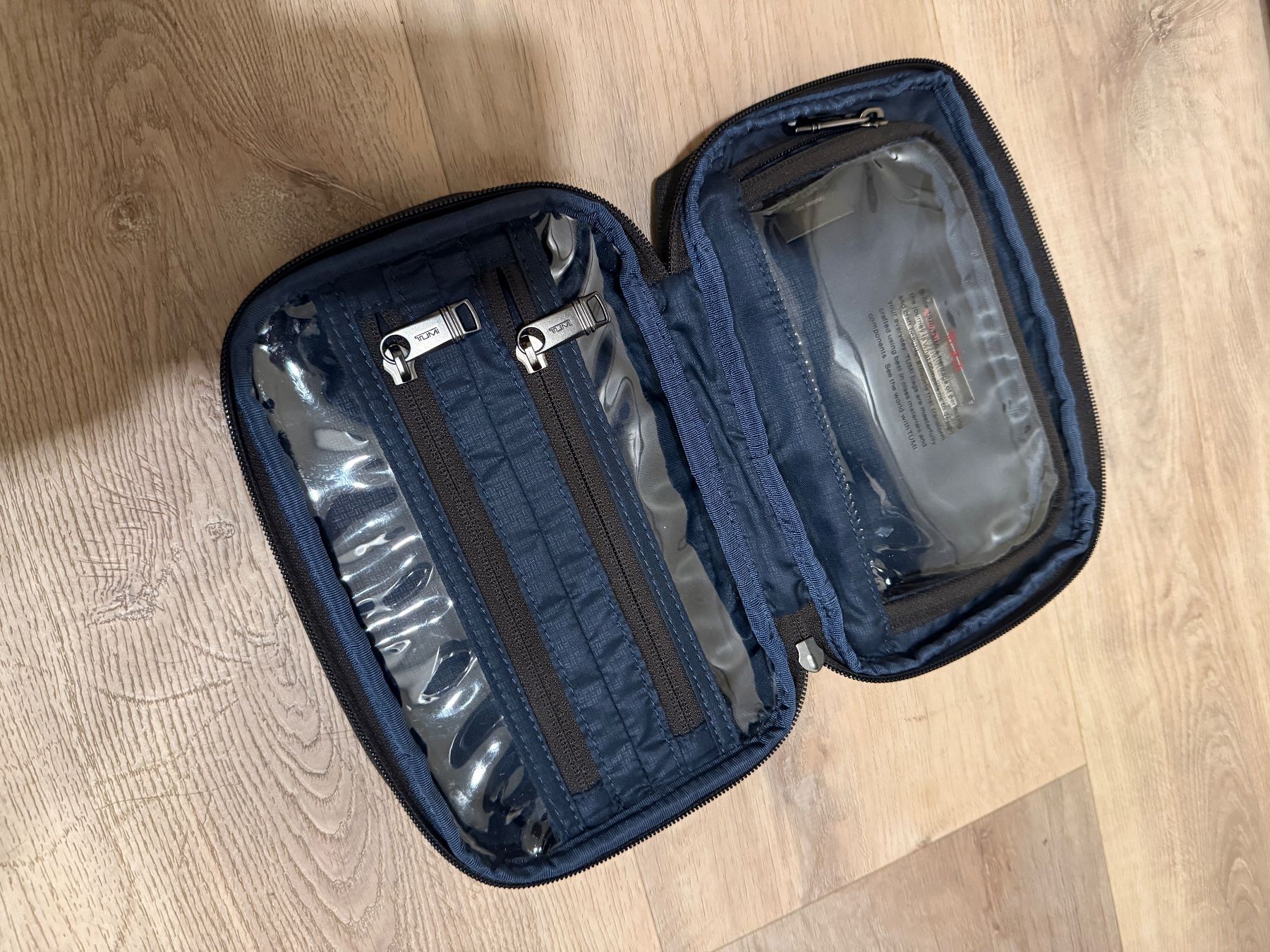 Tumi Borse: TUMI Alpha 3 Split Travel Kit dark gray CHF 175 – Nuovo (secondo la descrizione) da Unterseen venduto da SONY-CoolGo 1