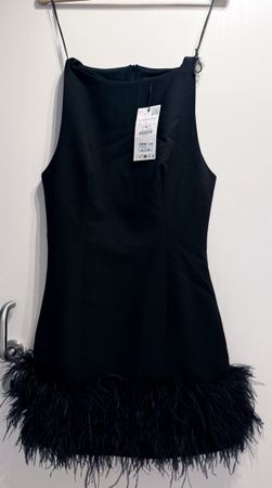 Merveilleuse Robe noire avec plumes