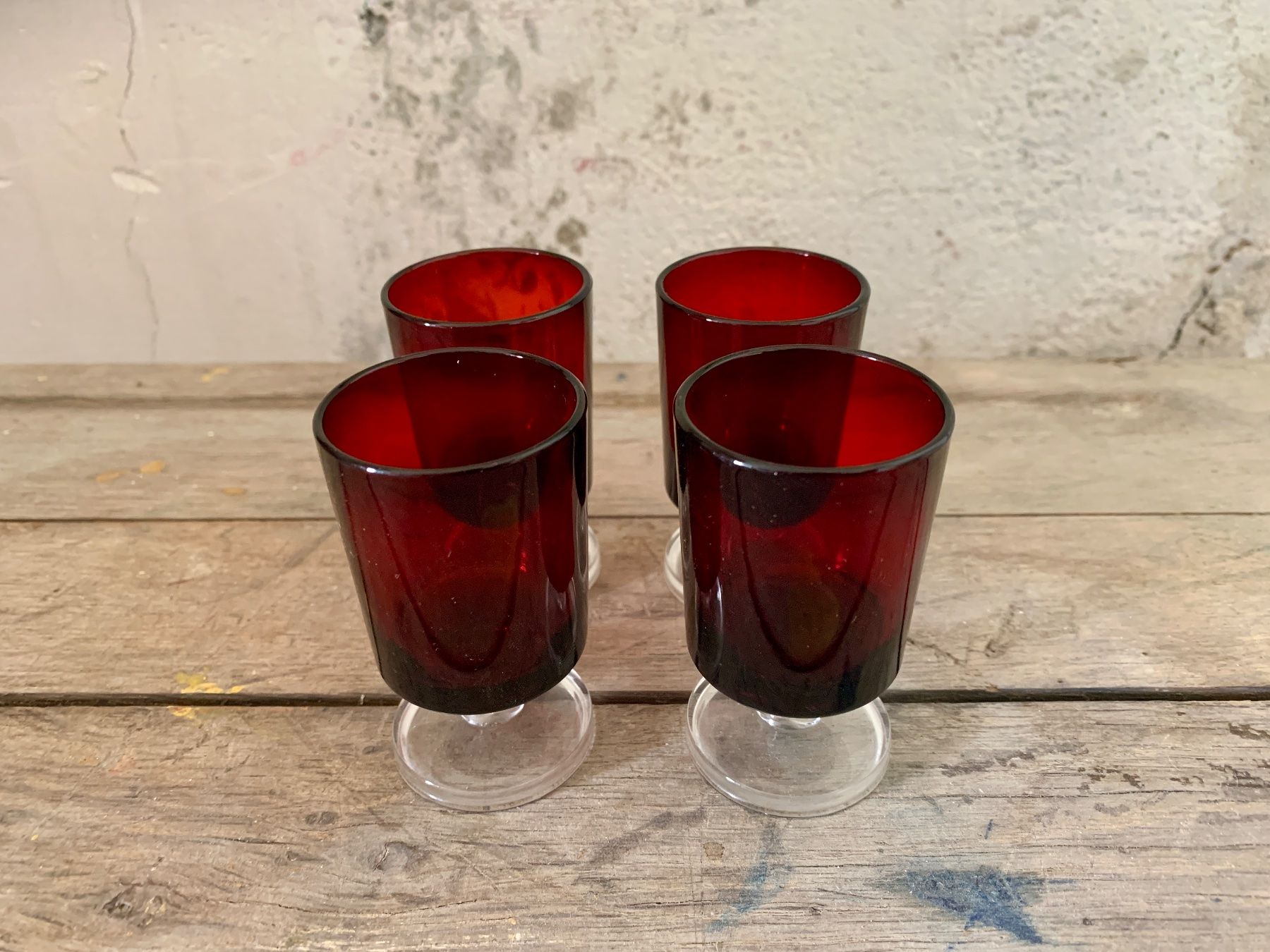 Gläser: 4 rote Vintage Schnaps- oder Likörgläser aus Frankreich – Gebraucht aus Zürich von Les_Zurichois 2