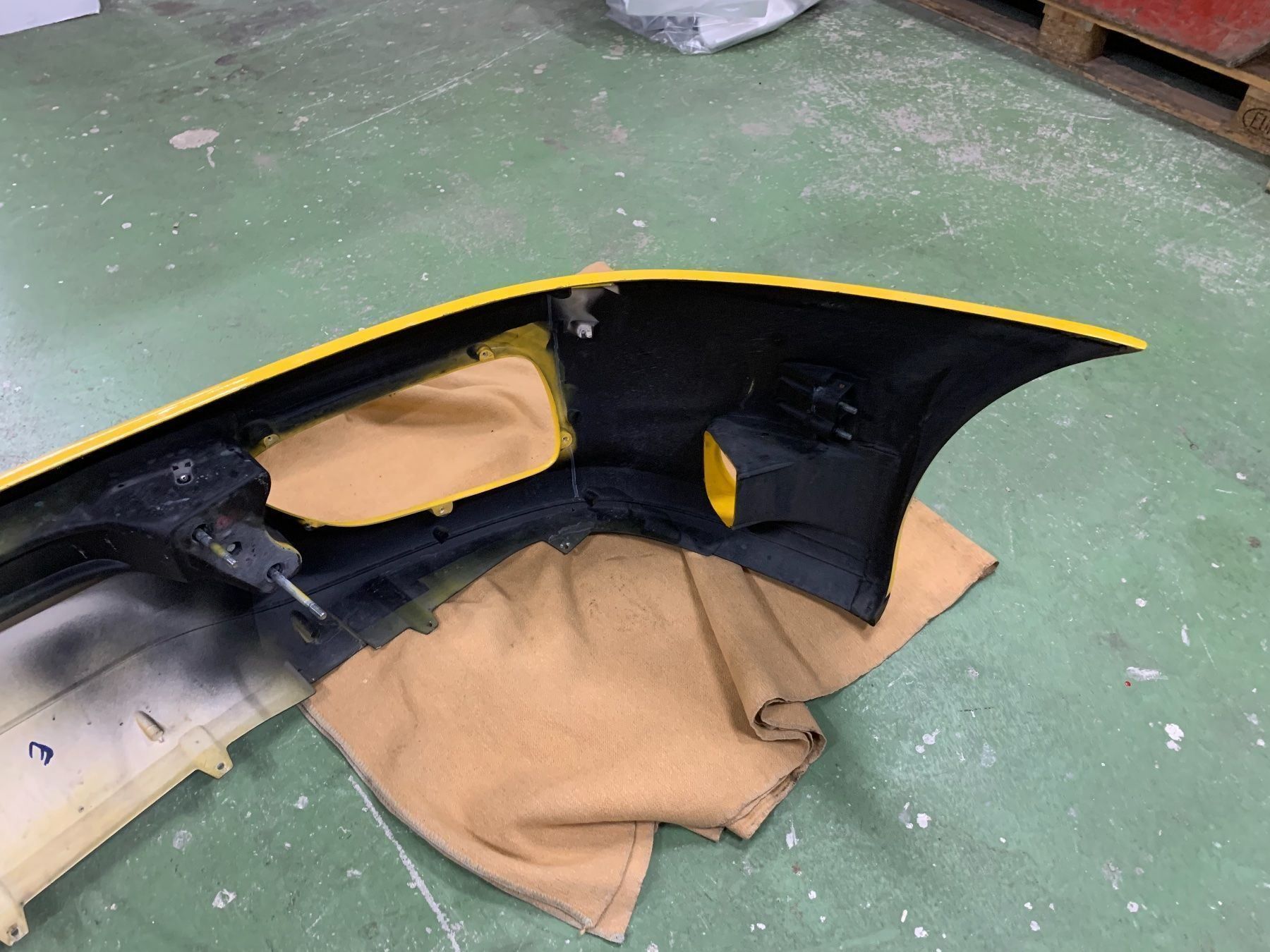 Ferrari Tutti pezzi di ricambio auto: Original Frontstossstange Ferrari 360 M – Usato da St.Gallen venduto da Fealfi 4
