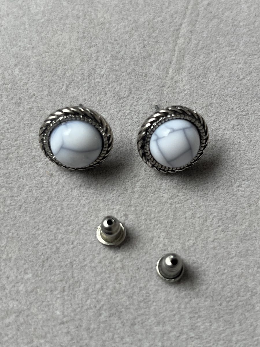 Ohrringe & -stecker: Silberfarbene Ohrstecker mit Marmor-Optik – Gebraucht aus Herzogenbuchsee von Carla_8