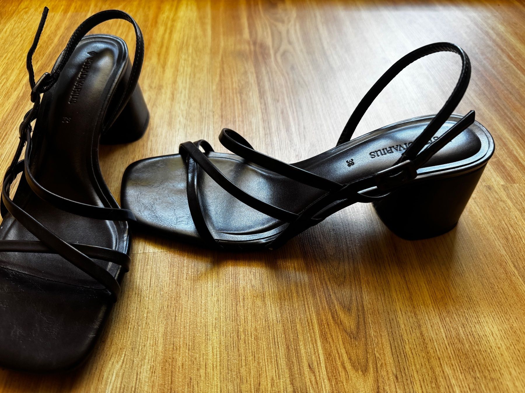 Stradivarius Scarpe da donna: 2 Paar NEUE Sandalen Gr. 38 - – Nuovo (secondo la descrizione) da Bözen venduto da Paulina89 1