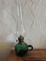 Antike Petroleumlampe gruenes Glas mit Henkel 