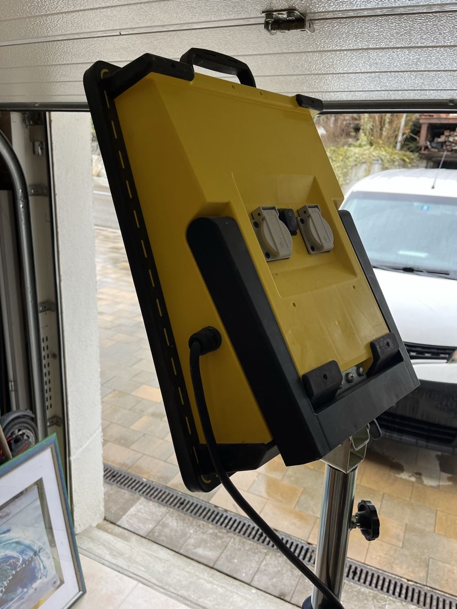 Lampade: Scheinwerfer mit Stativ und Steckdosen – Nuovo (secondo la descrizione) da Neerach venduto da fuz_8d7l 1