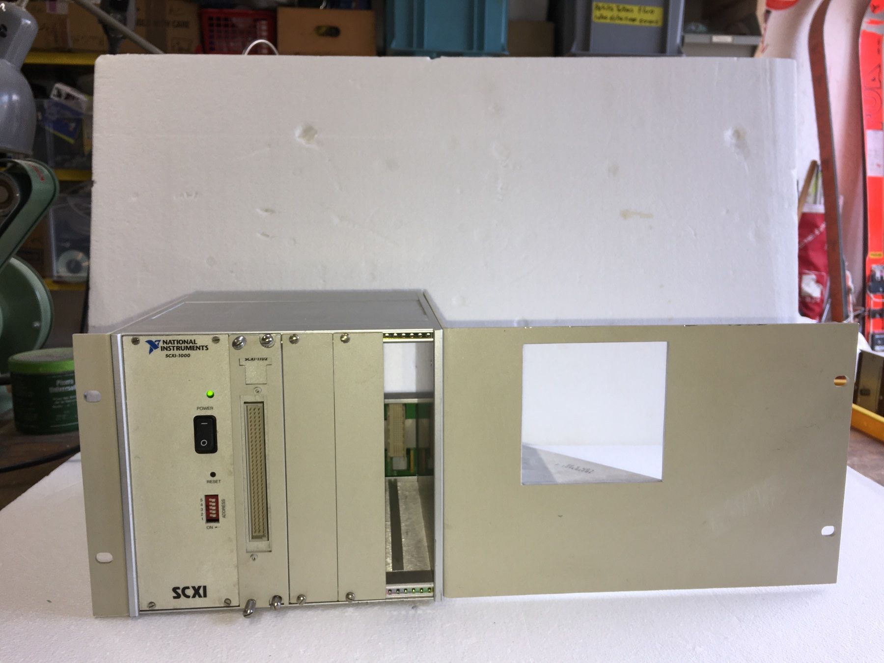 Autres pour métaux et serrurerie: Chassis National Instrument SCXI1000 – D'occasion à Delémont par Cannonus