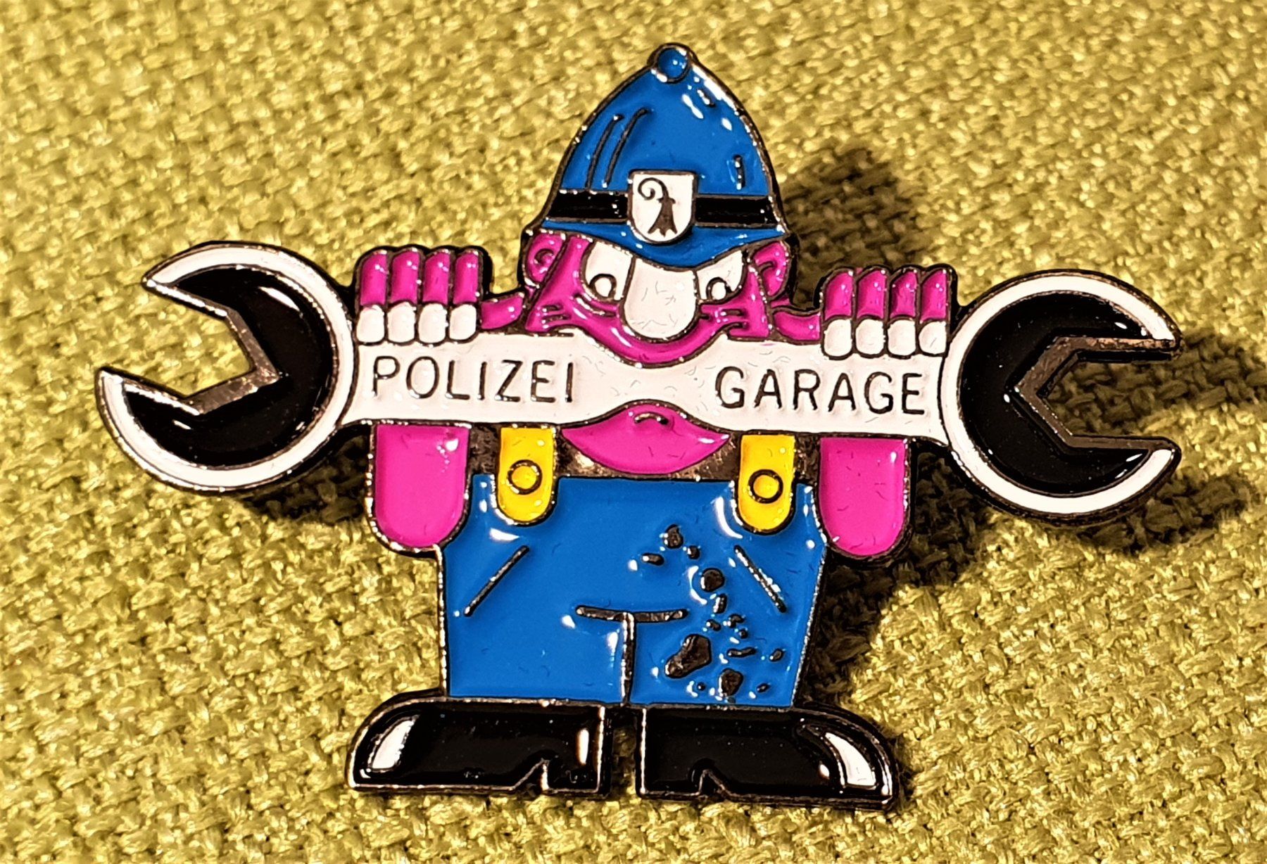 Placchette & Badge: P103 - Pin Basler Polizei Garage – Usato da Reinach BL venduto da Boston-Verkauf