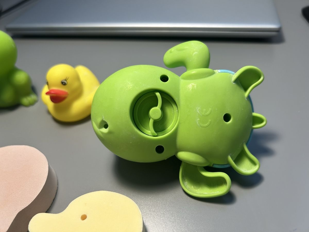 Jouets: Kinder Badewanne Spielzeug – D'occasion à Boniswil par sim_7zhp 2
