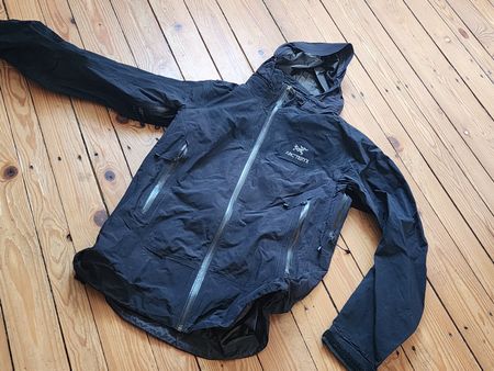 Arc'teryx Damen Regenjacke Schwarz Grösse M guter Zustand