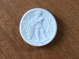 Meissen weisse 50-Pfennig Medaille aus Porzellan