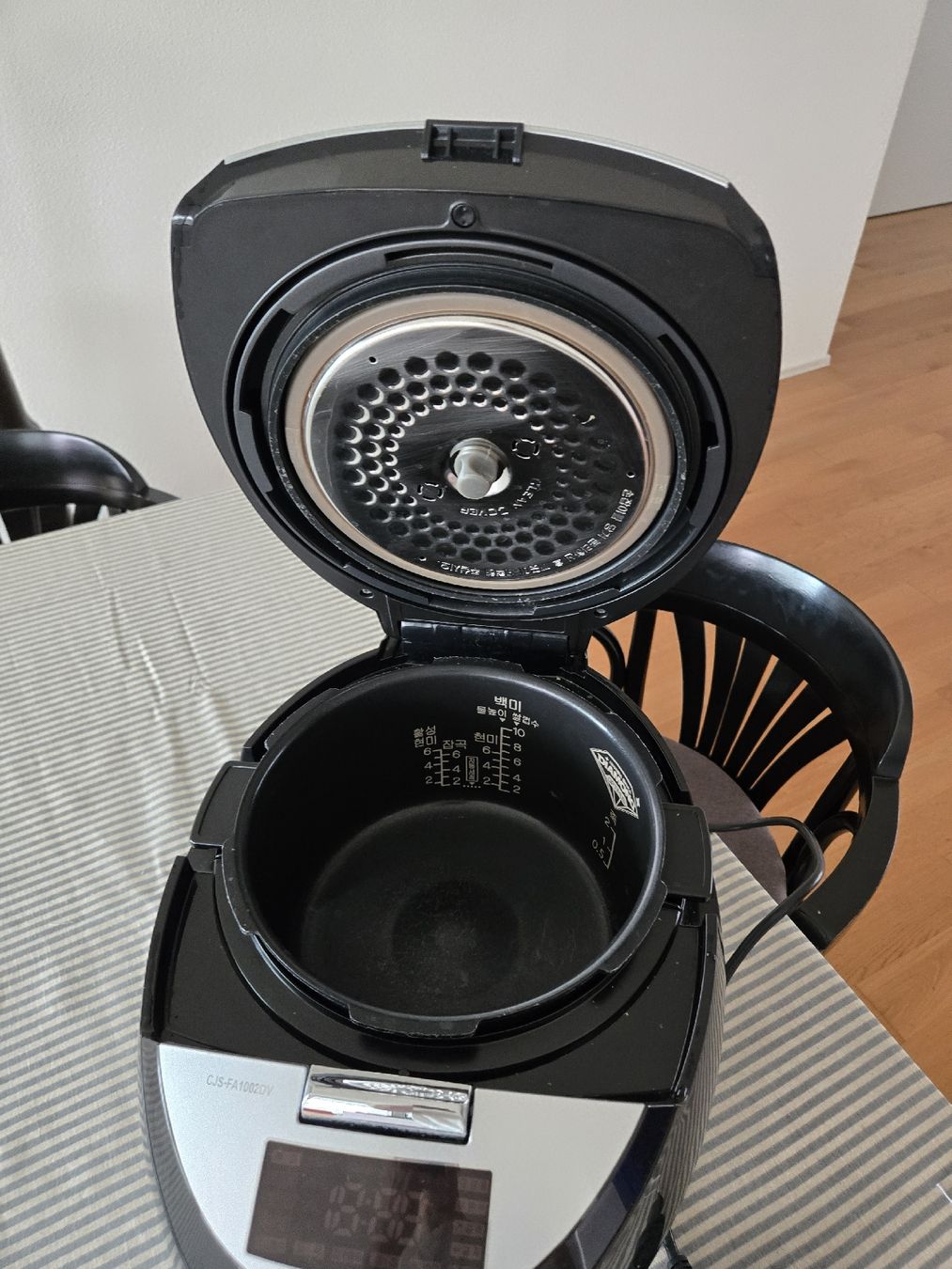 Pentole: Cuchen Electric Rice Cooker CJS-FA1002DV - Versatile! – Usato da Fällanden venduto da noa_mh8y 2