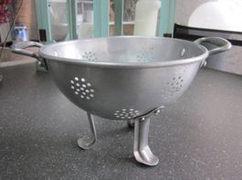 Altes Aluminium Sieb Löchersieb Tropfsieb auf Füsschen