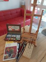 Staffelei mit Ölfarben und Pinseln