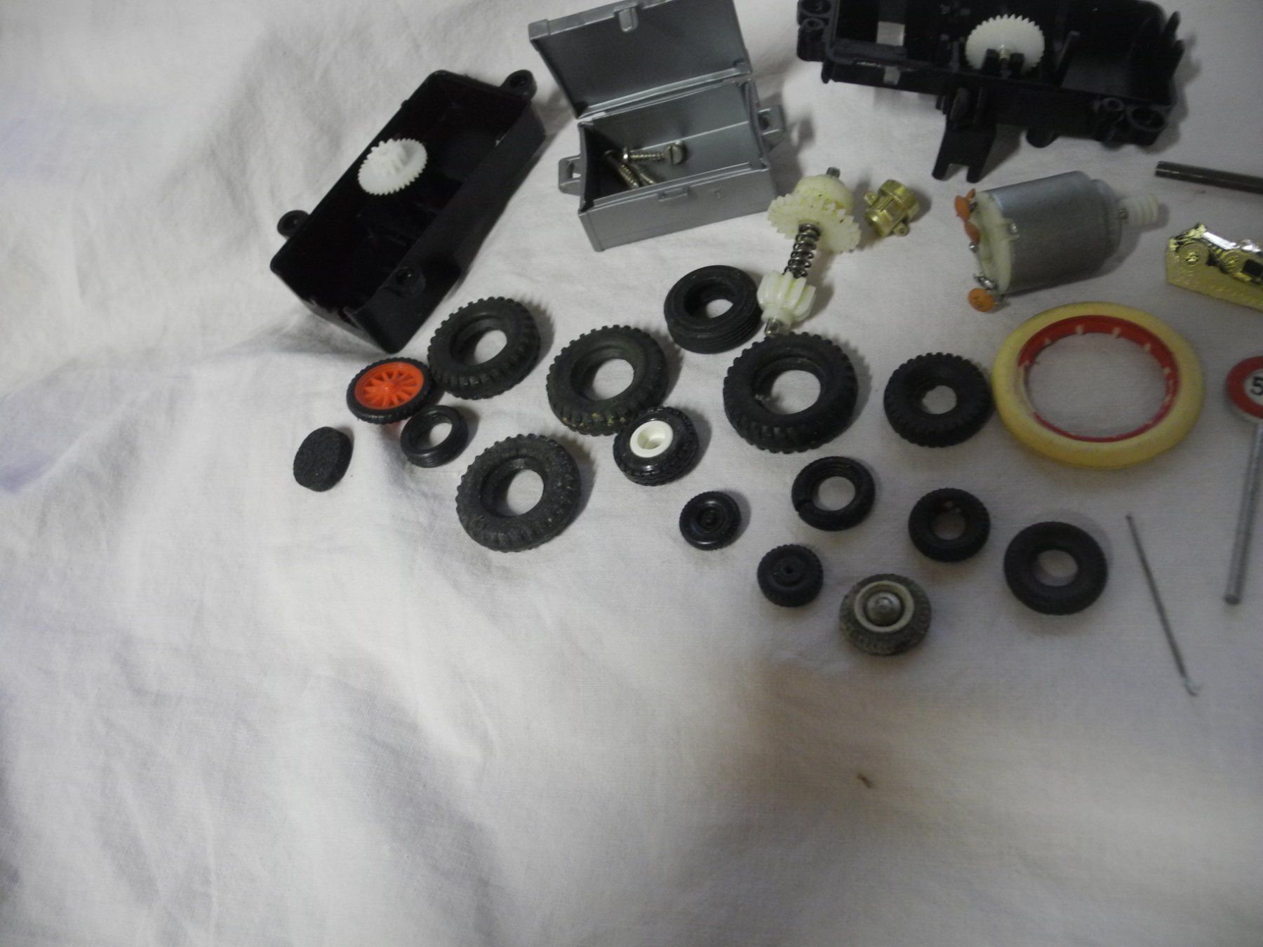 Modellini d'auto: KONVOLUT:  DIVERSE  ERSATZTEILE  + PNEUS – Usato da Gurtnellen venduto da Murmeli99 2