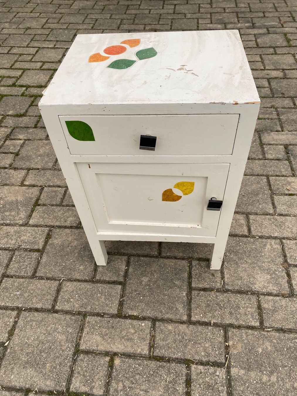 Comodini: Weisser Nachttisch mit Blumenmuster 🌼 – Usato da Dagmersellen venduto da Simba074