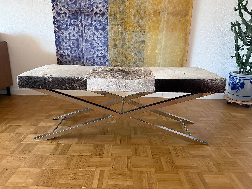 Panchine: Moderne Sitzbank mit Metallgestell und Patchwork-Bezug – Usato da Horn venduto da P.Blattmann
