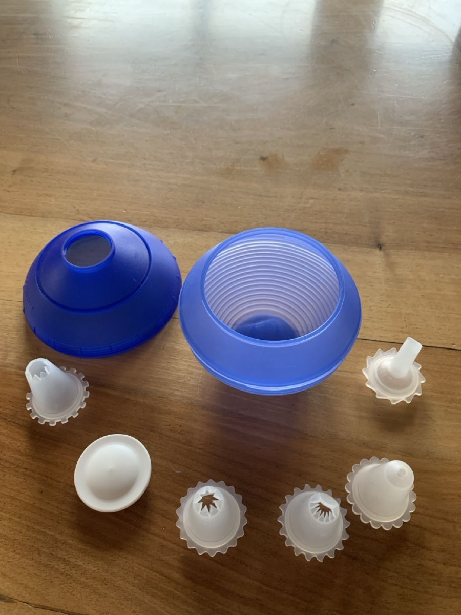 Elettrodomestici da cucina: Tupperware Spritzkugel mit Tüllen Set! – Usato da Bonaduz venduto da Schnueff0 1