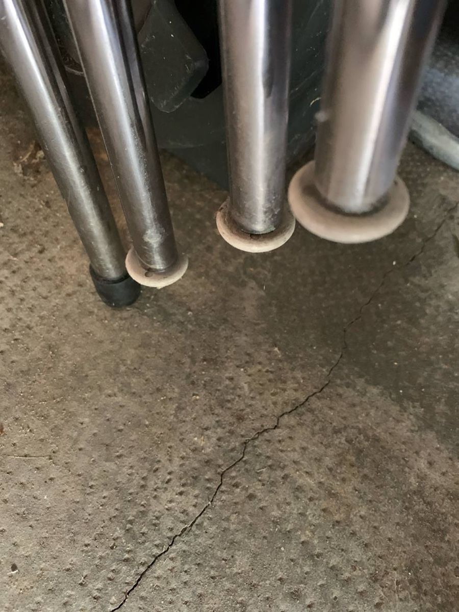 Sedie: Set aus vier schwarzen Stühlen mit Metallbeinen – Usato da Muttenz venduto da stamar12 5