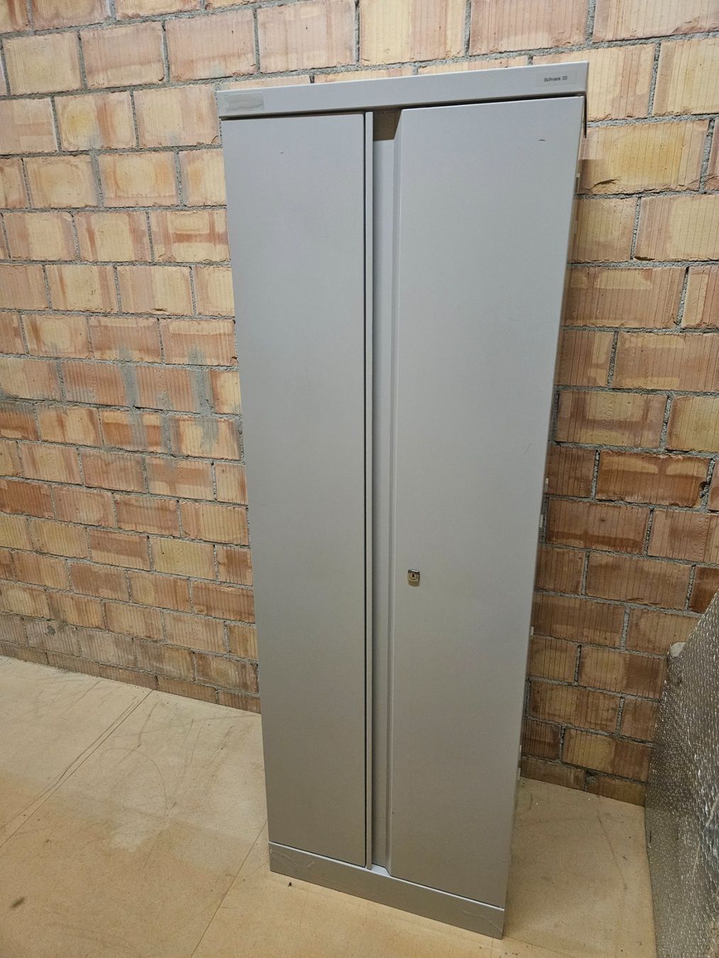 Schränke: Robuster Metallschrank / Garderobenschrank – Gebraucht aus Rüti ZH von looren94