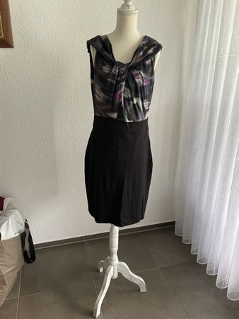 Schwarzes Kleid mit gemustertem Oberteil von Mango