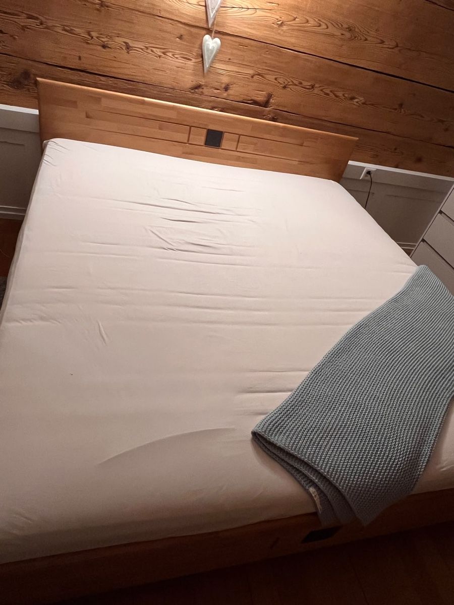 Betten: Doppelbett inlk. Matratze, Lattenrost mit Kopfteil – Gebraucht aus herisau von A.B_Handels