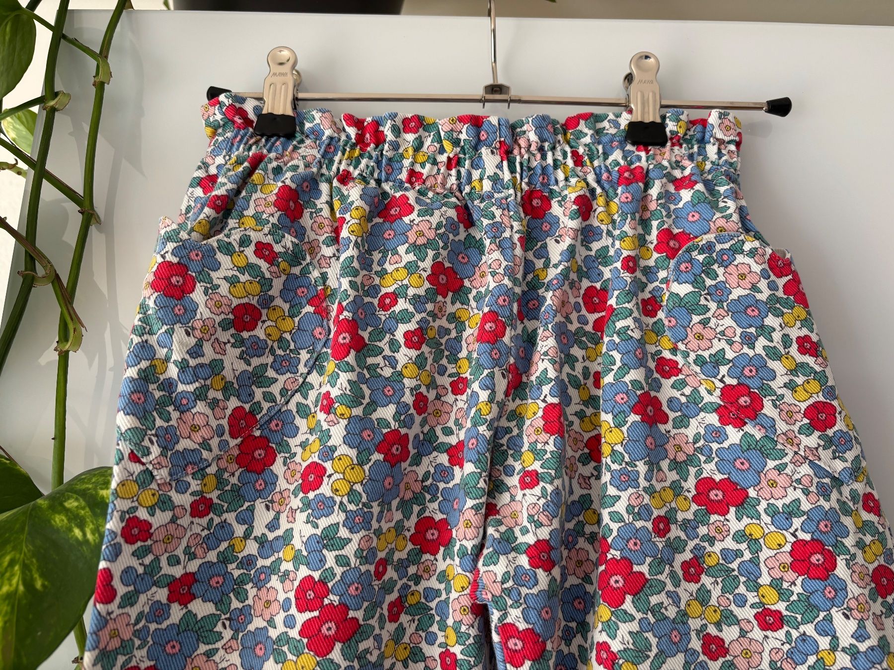 Mini Boden Pantaloni: MINI BODEN Jeans mit Blümchenmuster Gr. 128 – Usato da Zürich venduto da missmodernage 2
