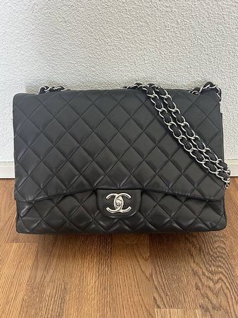 Chanel Medium Classic Flap schwarz
