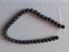 34 Lavasteine am Strang, zB: für Halskette herzustellen.