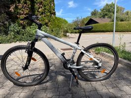 VTT ado blanc, peu roulé, bon état (sauf pneus?)