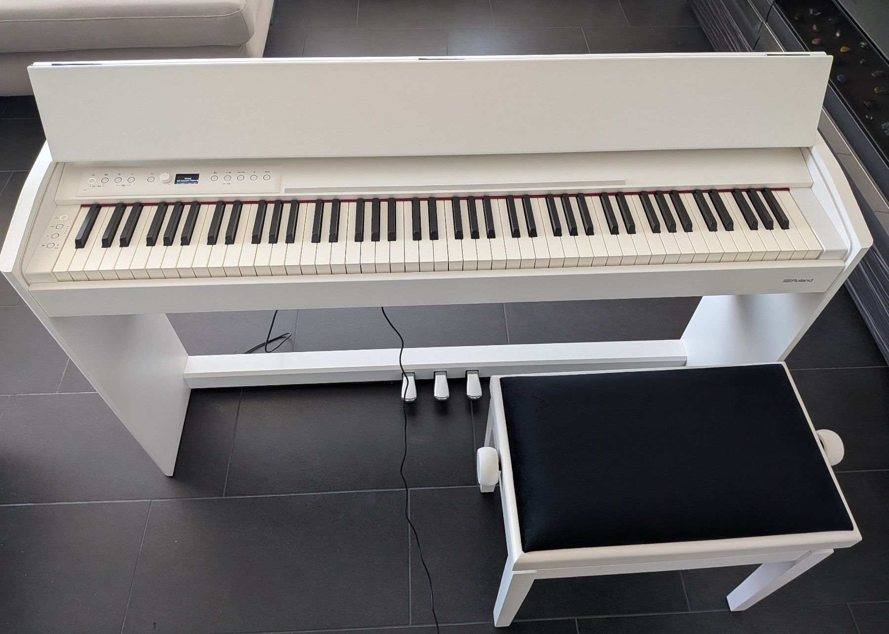 Roland Strumenti musicali: Roland F701-WH Digitalpiano Bundle inkl. Sitzhocker – Usato da Schmerikon venduto da joo_hqk7 1