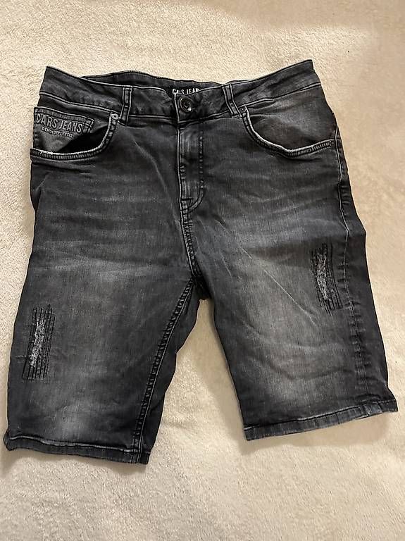 Jeans: Jeans Shorts Gr. M / 32 – Gebraucht aus Niederhasli von Scharindli