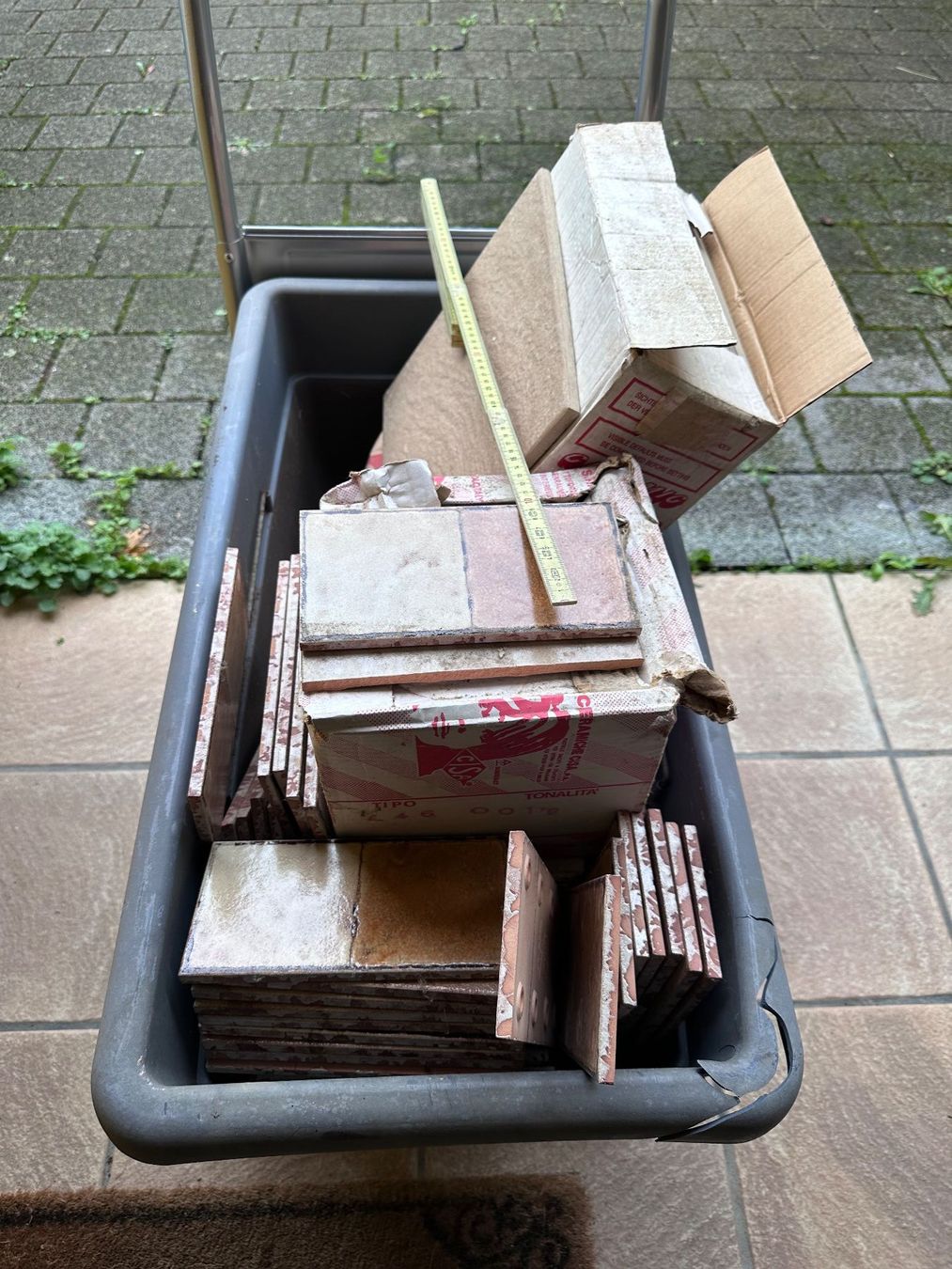 Servierplatten: Bodenfliesen beige diverse – Neu (gemäss Beschreibung) aus Hinwil von Urs-sli