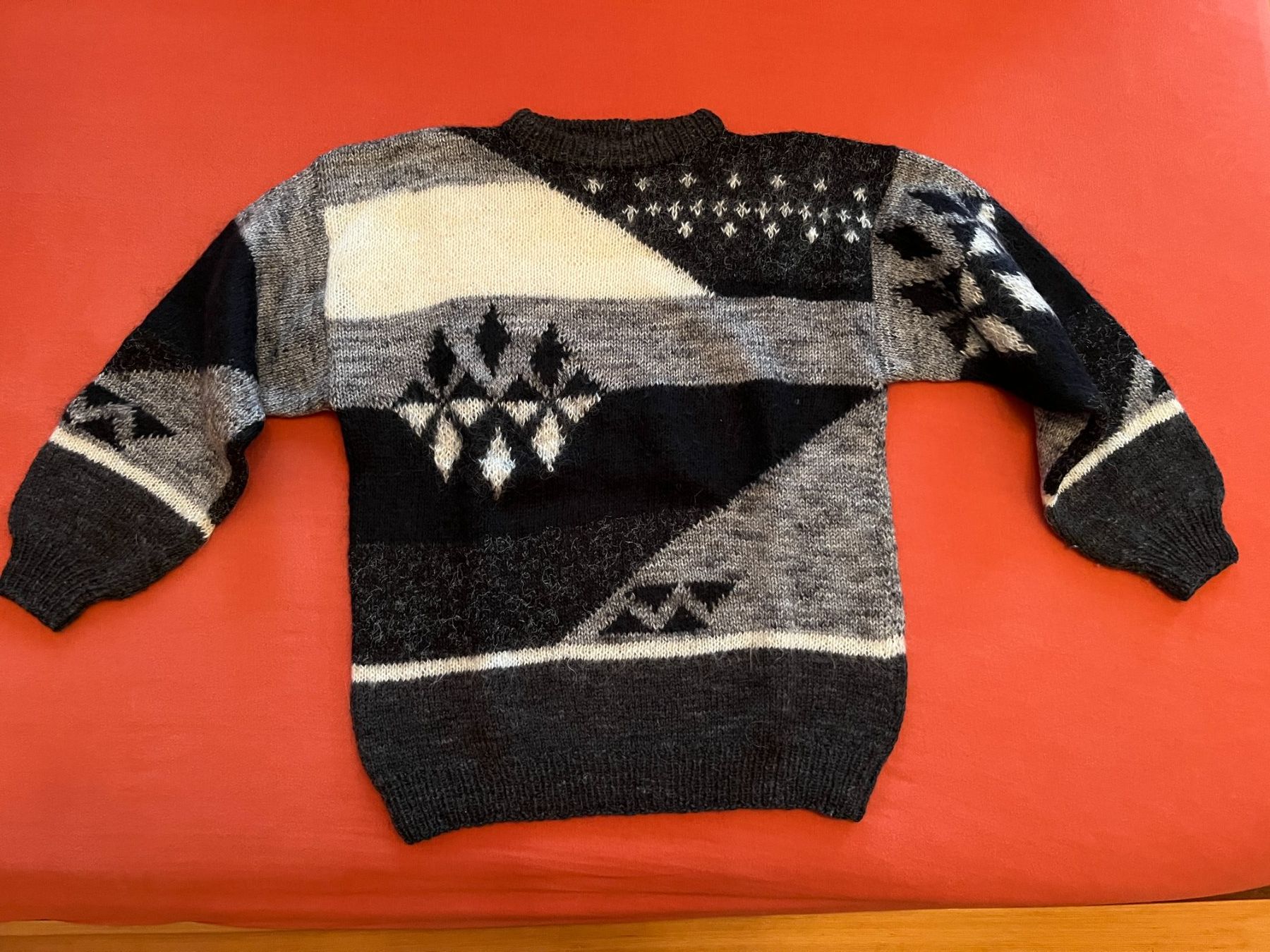 Pullover & Sweatshirts: Strickpullover gemustert schwarz grau gebraucht Zustand – Gebraucht aus Uetendorf von Florabella01