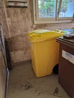 Grosser gelber und brauner Container
