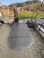 Gartentisch mit zwei Gartenstühlen