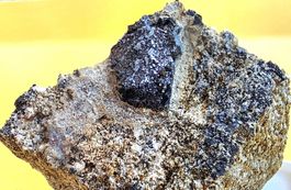 Mineral - Rarität aus dem Binntal. Rutil Pseudomorphose 3cm