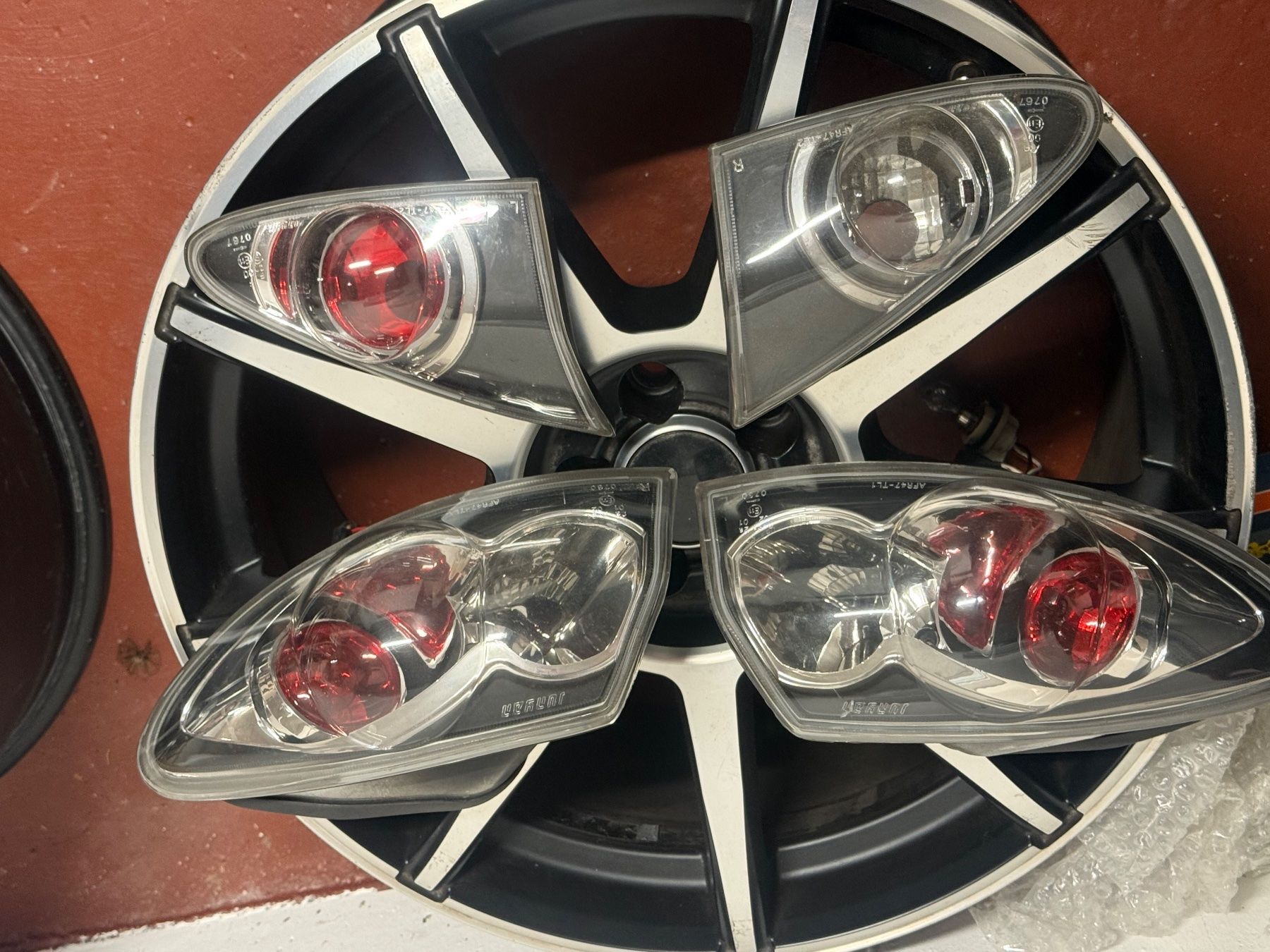 Alfa Romeo Tutti pezzi di ricambio auto: Klarglasrückleuchten Alfa 147 – Usato da Raron venduto da SL-1990