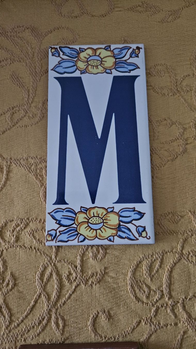 Tutte le decorazioni: Lettera di ceramica smaltata "M" – Usato da Melano venduto da H-Sara